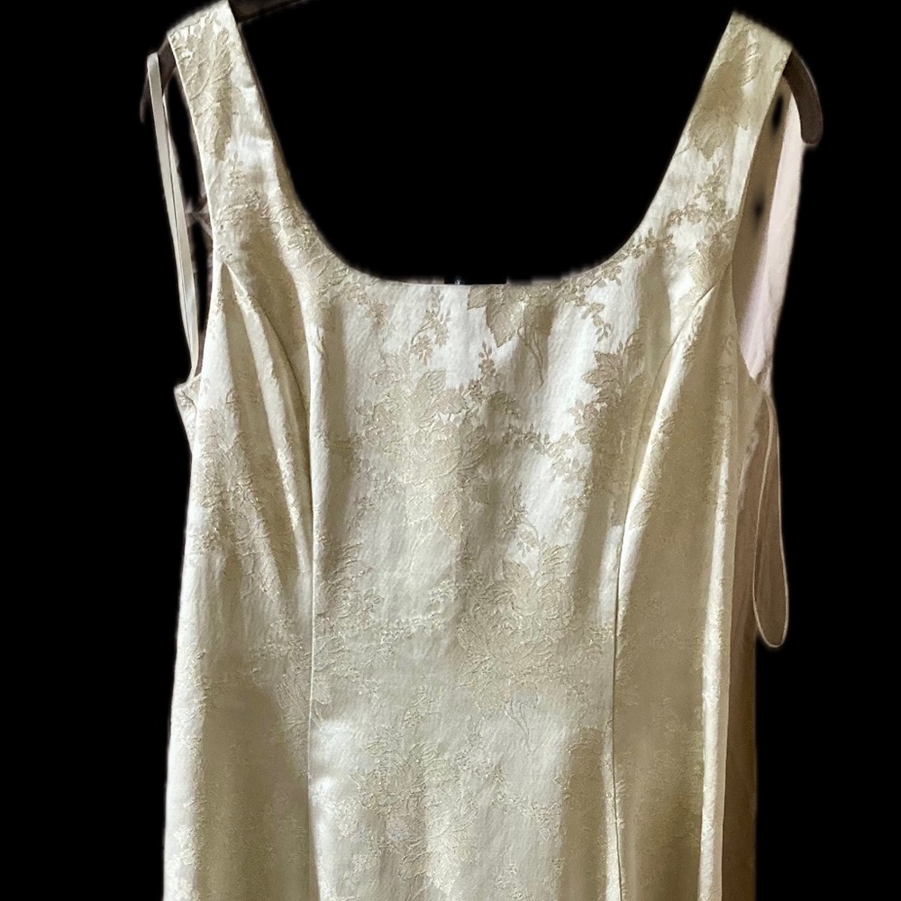 Elegant Ivory Sleeveless Formal Dress
